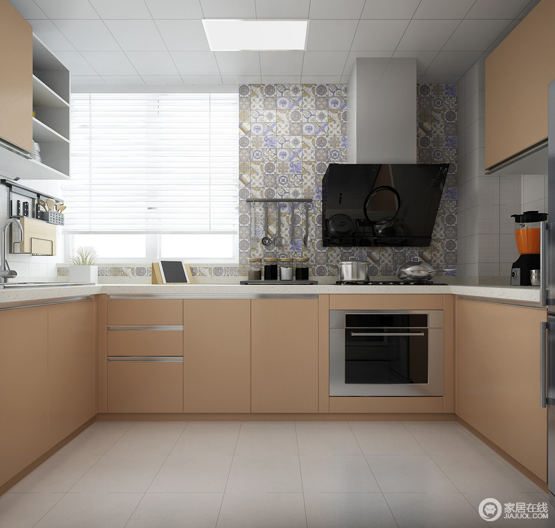厨房口字型的格局造就了充裕地空间，不影响使用，橙米色的橱柜色调柔和，搭配灰紫色拼花砖带来一种异域风情；吊柜充分地实现了收纳，与百叶窗的轻盈构成空间的简单。