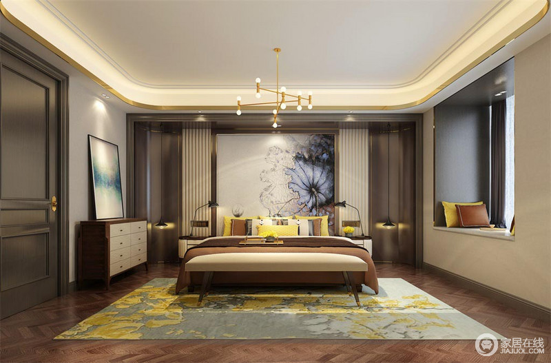 卧室在咖色和棕色之间大面积的点缀了亮黄色，制造出盈动的活力效果。材质拼接演绎的背景墙，充满了看点，拐角的弧度，为厚重的色调里平添了一股柔情感。