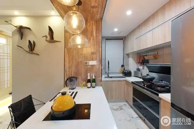 开放式厨房和客厅连接起来，使得两个空间的装修风格相融合，进而整个家的装修风格可以统一、协调。因为少了隔断，客厅内的亮度变大了，更通透，阳光更充足。