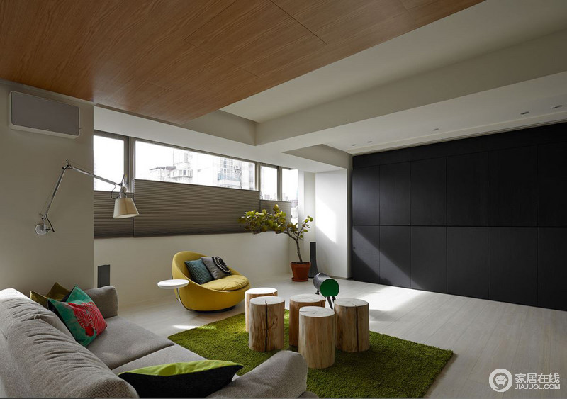 设计以色彩搭配为主，连贯设计，玄关与客厅相关联，其以高档灰黑色彩基调中
