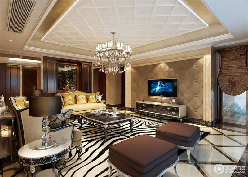 黑白条纹的地毯搭配同色系的茶几、边几柜，摩登时尚。巧克力方凳、米黄色沙发及同色系靠包，低调而奢华。顶上纹理与电视墙造型呼应，整个空间显得层次分明。
