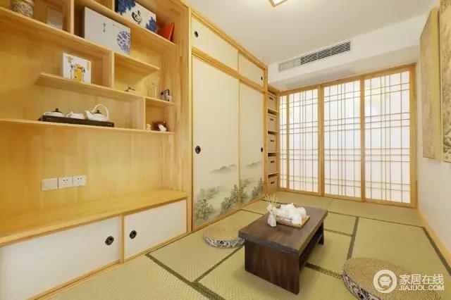 这间茶室最大的日式特点是横拉门，比用普通的推门大大地节省了空间。榻榻米茶室也是最近流行的设计，中间的桌子可以升降，可作为小会客室在里面和友人喝喝茶聊聊天，也可以作为书房。