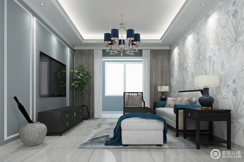 客厅以蓝色电视墙与花卉沙发墙营造空间的优雅，浅灰色地砖搭配黑桃木家具赋予空间文化积淀和实用之美；米白色沙发和陶瓷台灯与之搭配，赋予空间现代格调与大气。
