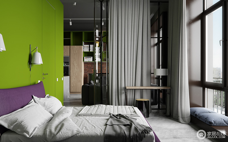 草绿色背景墙令整间灰色调的卧室充满了生机，紫色床被点缀其间，突显出设计师对色彩搭配的注重，小空间里流转着浓浓地舒适。