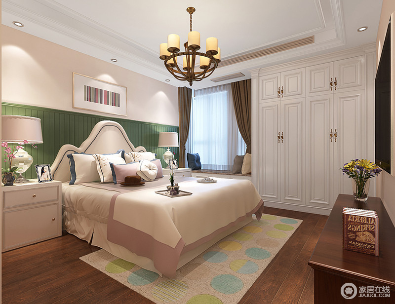 卧室以整洁的线条勾勒轻快的格局感，简欧衣柜定制化设计功能性更强，白色木质板材与褐色木地板呈色彩冲撞，并彰显美式不羁；肉粉色漆的墙面与绿色板材拼接的墙面多了清和，在素色床品、家具和彩色地毯搭配中，素雅而清美，让你生活得自在舒适。
