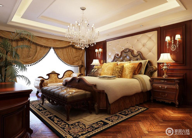 卧室被古典家具所填满，床尾凳下的蓝白花纹地毯繁复中尽显美奢，壁灯和台灯对称中衬托出白水晶吊灯的华丽。