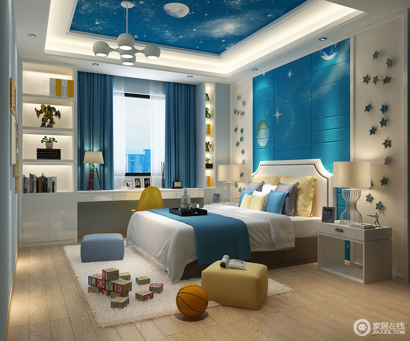 充满纯净与清新气质的儿童房内，蓝白色调显得清爽简洁，床头软包的星空图案、墙饰与天花展现出浪漫梦幻，所有的置物架与墙面结合，释放出空间的活动区域。