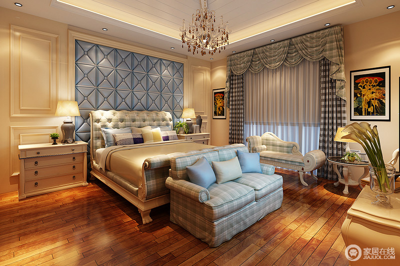 淡黄色的空间里绽放着暖意温情，浅蓝色格纹床品和布艺沙发将法式田园的清怡缀于室内，中和了一个温馨而和谐的卧室，让人感到舒适。