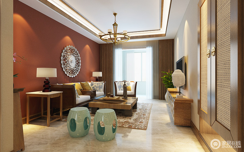 客厅大胆的引入了东南亚风格，将墙面漆刷成绯红，配以极具印尼风情的金属镂空装饰、佛头，使浓郁的热带国度气息弥漫空间。木质调性的浅黄色家具，在青蓝鼓凳的点缀下，混搭出迷人的特色。