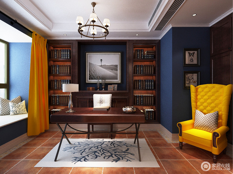 书房大胆的采用活泼的橙黄和深邃的海蓝，令空间碰撞出迷人的格调；厚重的木色与朴实的土黄色，调和平衡空间色彩明度差，将沉静和活力巧妙和谐的在空间融会贯通，凝聚于室。