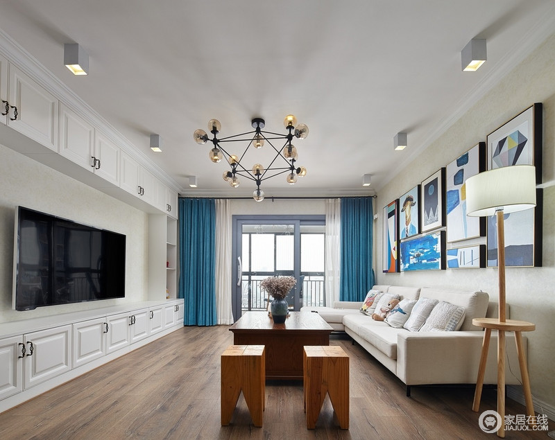客厅原木地板搭配实木茶几，构成空间的自然温实，而白色电视柜和沙发因为蓝白色窗帘，渲染出了海风徐来的清新；实木家具精致的线条搭配抽象多样的插画墙，为整个空间带来了亲切的氛围，合理的光线布置，构成了一个温暖纯粹的家。