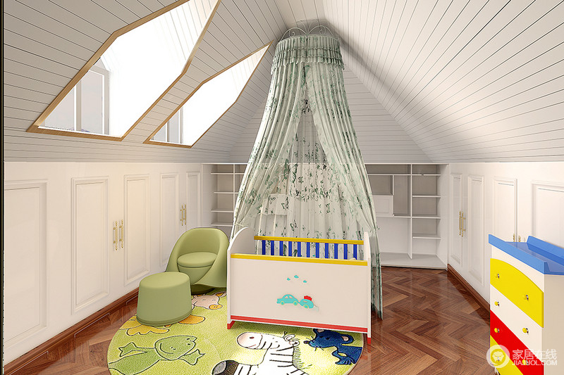 阁楼上的儿童房因为不规则吊顶选用圆形床幔来化解建筑结构上的囧意，并以绿色花卉与地毯和沙发形成自然之意，塑造了一个清新而洁净的空间。