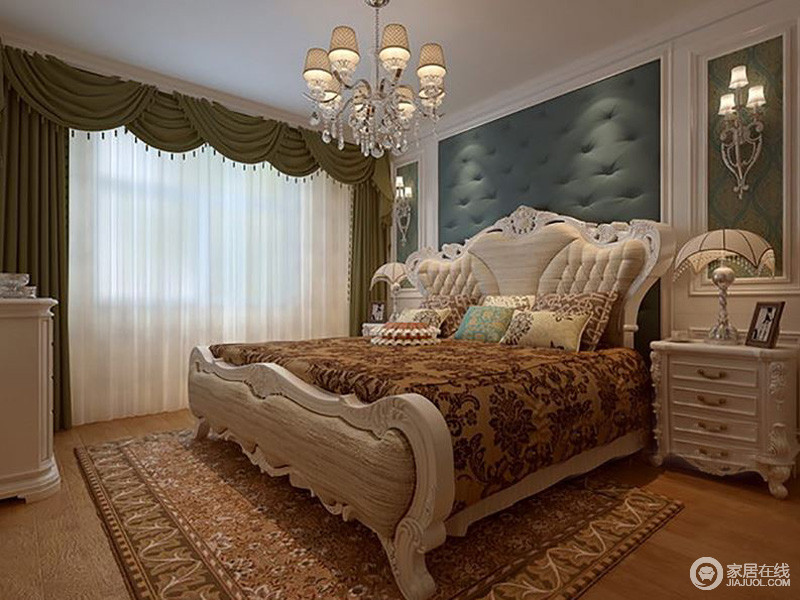 卧室使用蓝色软包床头背景墙，与绿色窗帘让整个空间具有色彩魅力；欧式家具颇显典雅舒适，暖黄色的软装让空间端庄舒适。