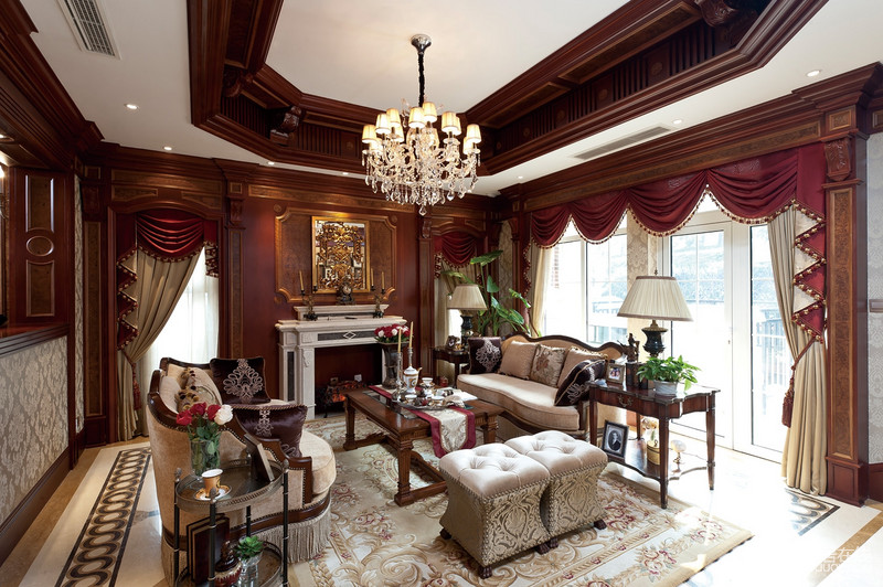 客厅的设计师典型的新古典主义风格、柔软大气的皮质沙发，欧式壁橱造型以及客厅的主色调是红棕色。