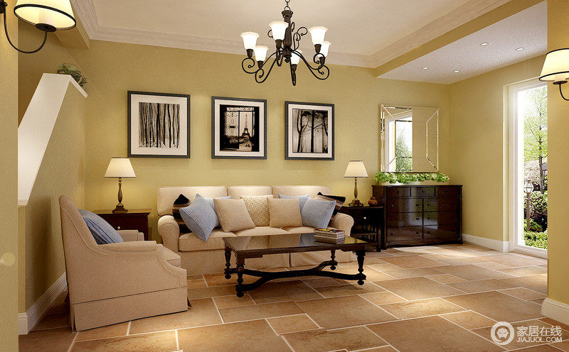 以暖色色相为主的空间，体现出温暖、活力与精力充沛。加入米色布艺沙发，带来空间上的柔软舒适。对比分明的棕黑色家具则为空间增添了一丝平和稳重的感觉。