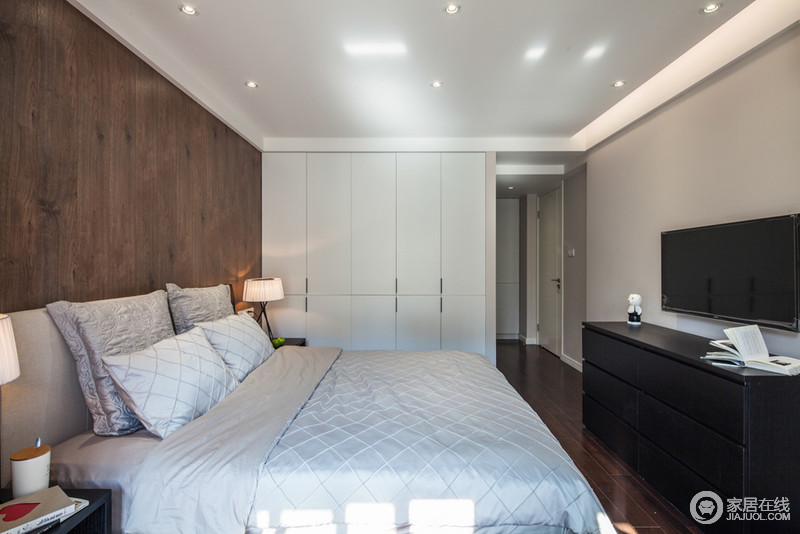 褐木板隔造起卧室背景墙，并与白色衣柜形城色彩对比，让眼前的空间多了简单和温馨，不再被单调所笼罩。