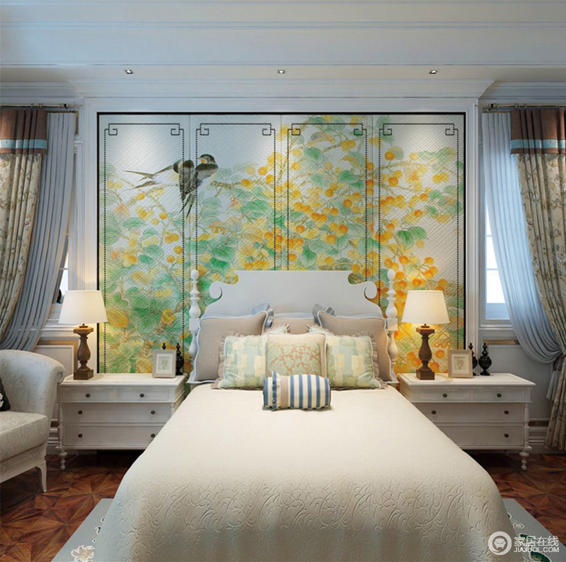 翠绿花鸟图的背景墙与、线条简洁和高纯度白色家具，描画出一个清喜乐见地卧室。