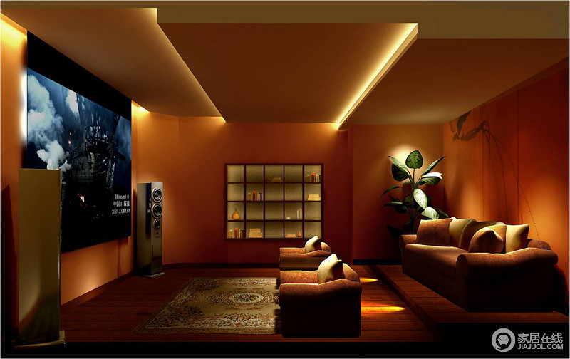 整个空间显得简约奢华大气，橘黄色的墙壁被灯光打出柔和的色调，立体音响发出最佳音质。墙上展示架仿佛是幻影般，层递式天顶与沙发的设置成正比，形成最佳的观影效果。