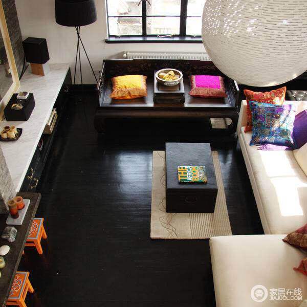 极简主义与艺术作品和纺织品让客厅丰富多彩。