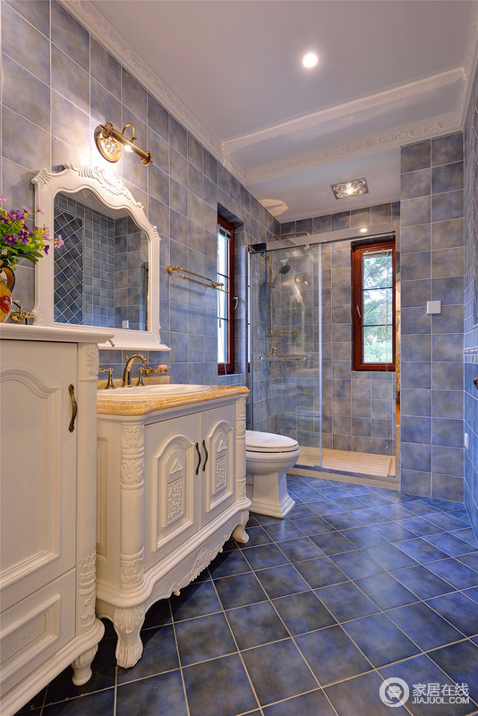 白色的摆设加上蓝色的墙地砖，让卫生间如同回到自然界。