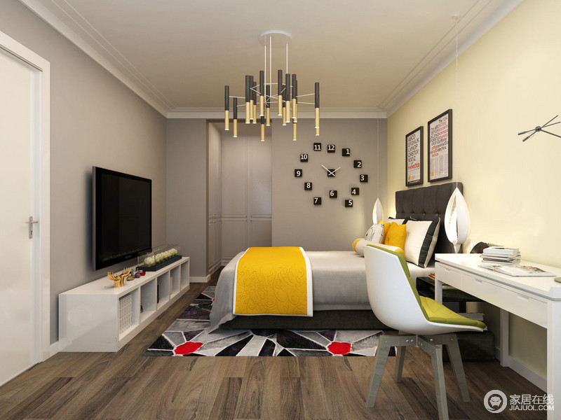 卧室以温馨为主，为了缓解高级灰的冷色，设计师利用米黄色立面来提亮空间的色调；实用性的空间并没有太多冗余的家具，黑色小方块挂钟、筒形吊灯彰显着简约与个性，与灰色地毯颇具时尚。