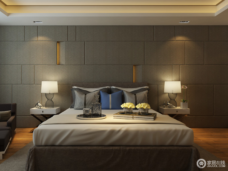软包床可轻易更换自己想要的床品，灰色、蓝色的靠垫叙写着些许优雅，金属铁艺台灯将现代简约设计的美与交叉床头柜相呼应，透着轻温馨。