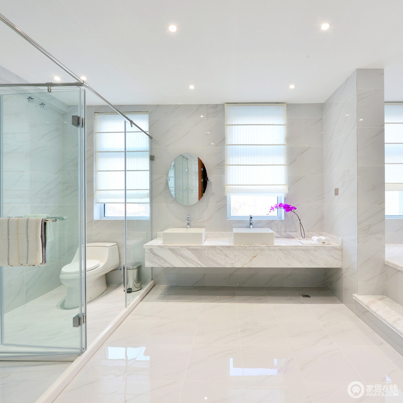 设计中常用色来渲染空间氛围,但是设计师却只用白色瓷砖就打造出白净如新的卫浴间。