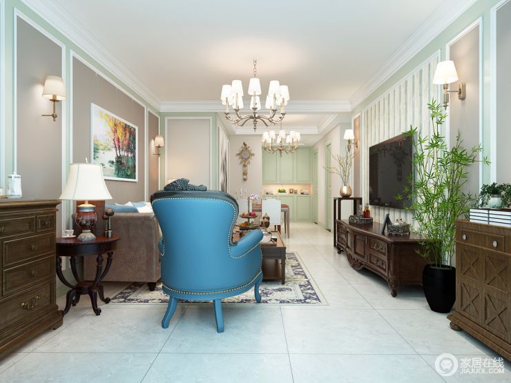 客厅粉刷了驼色漆把那个以自然风景的挂画让沙发背景墙看上去更为自然，吊灯与台灯的复古突显出了整个客厅的质感，美式家具的稳重与和谐，因为蓝色铆钉扶手椅多了精奢。