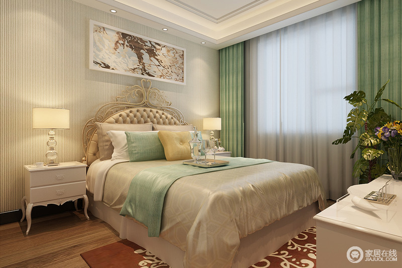 卧室除了实用之外，更重要的就是生活美感的营造，设计利用绿色窗帘和缎面薄毯来展现品质，成为点睛之笔，极富美式清新。