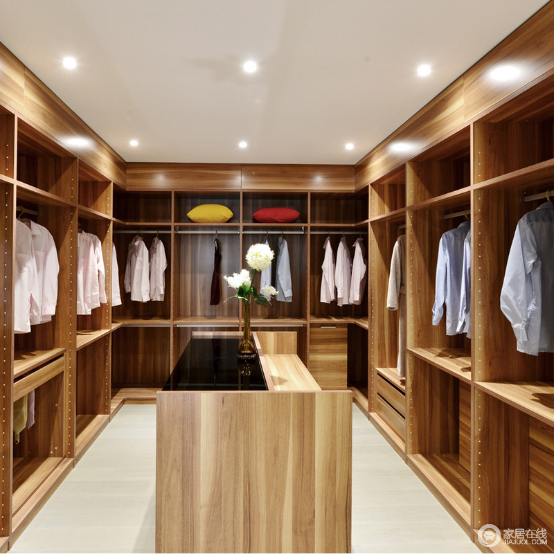 衣帽间通体选用木材来装饰，让木香挥发在空间中，也可感受到细节对生活品味影响。