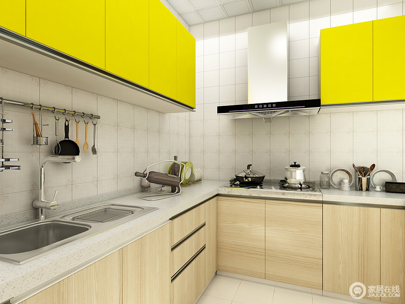 原木色地柜搭配白色台面让整个厨房显得干净，黄色的顶柜门板无疑是这个空间的点睛之笔，洗切炒的流水线更好操作。