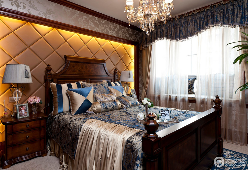 卧室奢华、贵气的气息扑面而来，这间房间应该是女主人专属的，或者是供特别尊贵的客人休息。