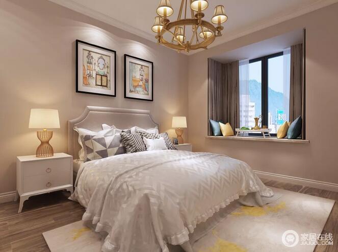 卧室通透明亮、床品柔软又舒适，提亮空间色调。飘窗出蓝色和黄色靠垫，与小小饰品点缀空间，十分舒适；从白色床头柜、现代风的黄铜台灯、和挂画以对称的设计，展现了和谐，让你时刻都能享受安适。