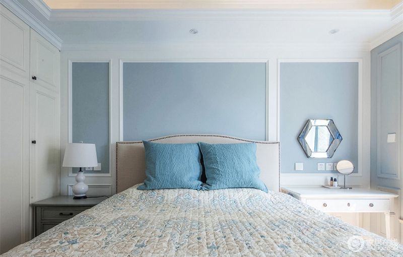 主卧以蓝色漆来填补背景墙，奠定了蓝白色的清纯，让整个家格外清新和灵动；美式家具呈对称分布，和谐之中蕴藏着温馨。