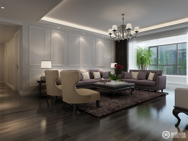 开阔的客厅里，护墙板增强了立体感。深紫与米黄混搭沙发组，在悠静空间里显得造型温润，整体的柔和让空间仿佛浑然天成，营造出让人完全放松下来的闲适。