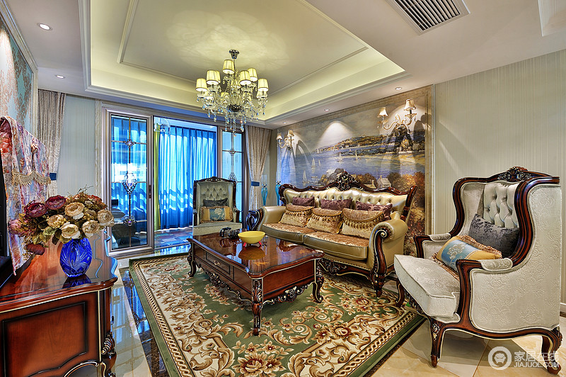 客厅金色灯光的烘托之下，呈现出炫目的华丽色彩，墙面被勾勒的层层叠叠。造型典雅的沙发在欧式元素的演绎下，兼具轻盈的梦幻和沉稳的华奢质感。