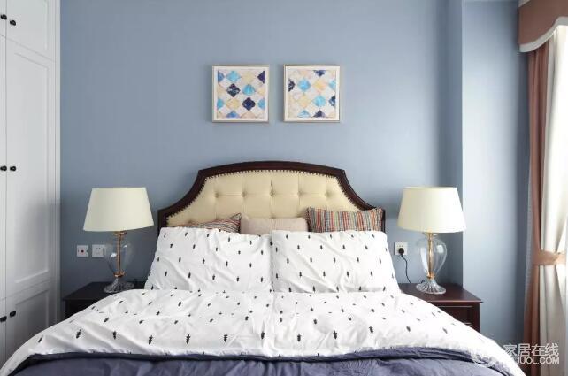 卧室淡蓝色的墙面因为彩色菱形挂画多了小俏皮，棕色的水波帘头富有动感，与对称的家具组合出和谐大气；阳光透过白色纱帘穿越进来，冬天的午休，暖洋洋的。
