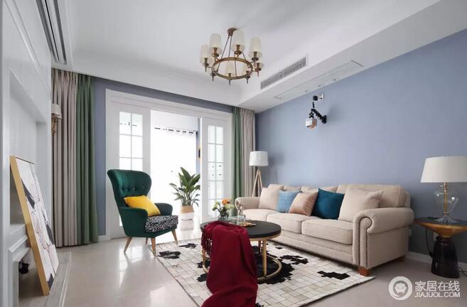 浅蓝色的背景墙搭配杏色沙发，视觉上不会有明显的突兀，反而给人舒适感；绿色扶手椅和黑色圆几、白色地毯组合出摩登，让现代美式更为雅致。