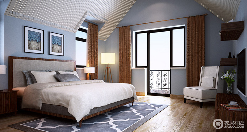 卧室高耸的屋顶带来宽广的视野，白色吊顶与蓝色墙面和谐清润，麻制床品虽显粗糙，但是蓝色地毯与单人沙发带来素色的和雅，令现代美式卧室温馨雅致。