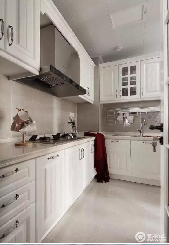 厨房的墙面铺贴了浅色的瓷砖，配以白色橱柜，增加厨房的明亮度；由于主人一家都比较喜欢中餐，没有选择嵌入式烤箱，根据主人的需求再自己添加，让实用成为设计的主题。
