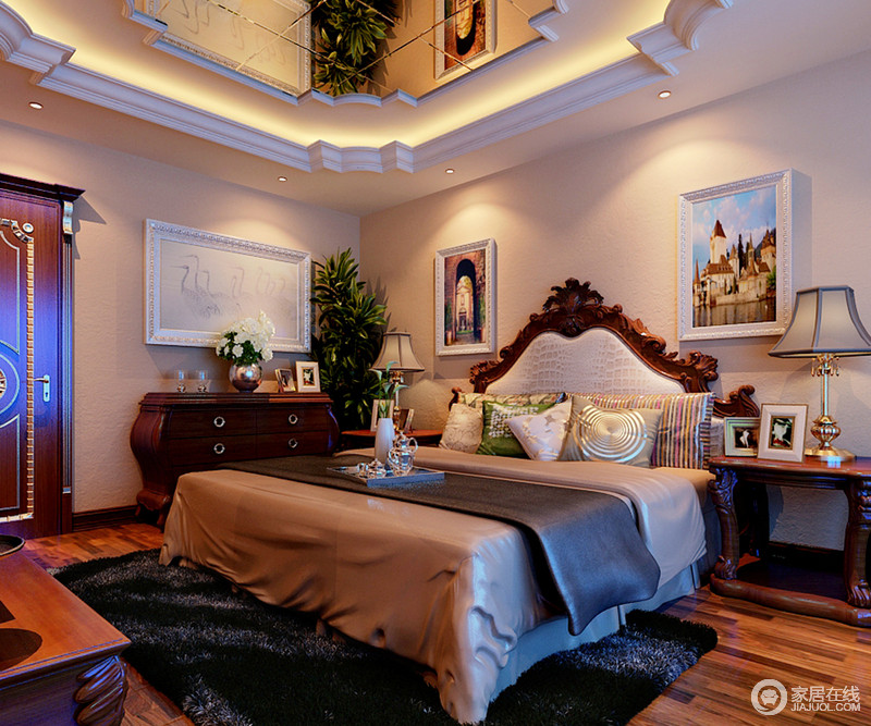卧室的天花板以花边造型镜面装饰，倒影着空间富丽。巧克力色的柔软布艺上混搭条纹、印花与几何元素，温馨中带着活泼感；配实木褐红家具与黑色长毛地毯，充满奢华质感。