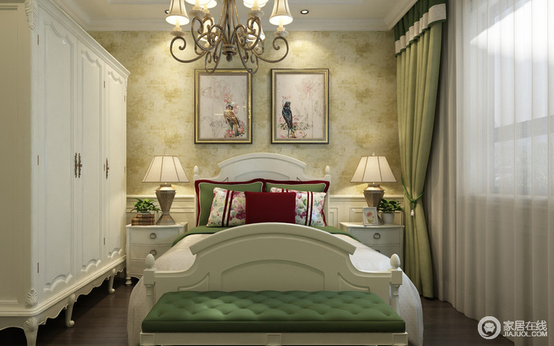 充满大自然气息的绿色具有安舒身心的作用，米绿色的窗帘与青草绿的靠包、尾凳深浅对比呼应。浅黄色壁纸上花纹横陈，使搭配的白色更具清新，营造卧室愉悦休憩环境。