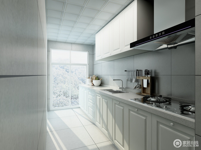 厨房因为落地窗的原因，采光极佳，改善了以往厨房的空间效果；设计师选择浅灰色和米白色的砖石来铺贴空间，搭配白色一字型橱柜，让空间简洁而具有实用性。