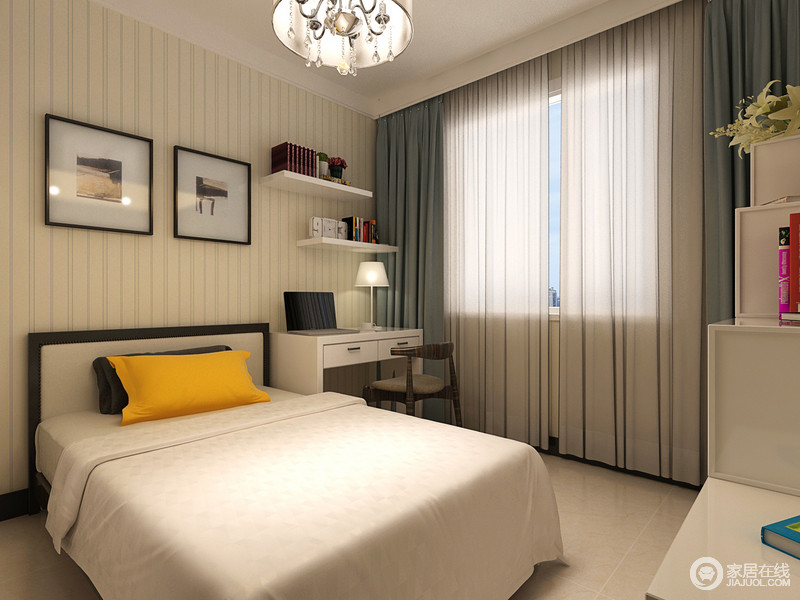 卧室十分简单，从舒适性与实用性出发，简约的白色收纳柜和悬挂架节省空间的同时也调和了条纹壁纸带来的单调直感，力求令卧室清平而舒适。