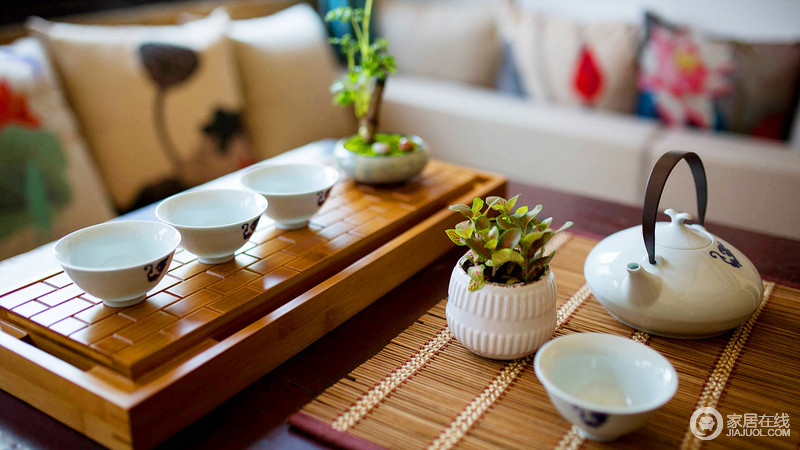 在相对传统和独立的餐茶分享区，让东方的“静”与自然的“净”相互结合，赋空间以静谧的情绪
