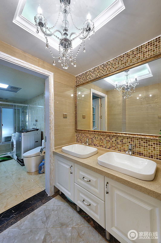 卫生间是米色的大理石纹理如脉络般盘综，仿古马赛克砖烘托出浴室轻盈素雅。
