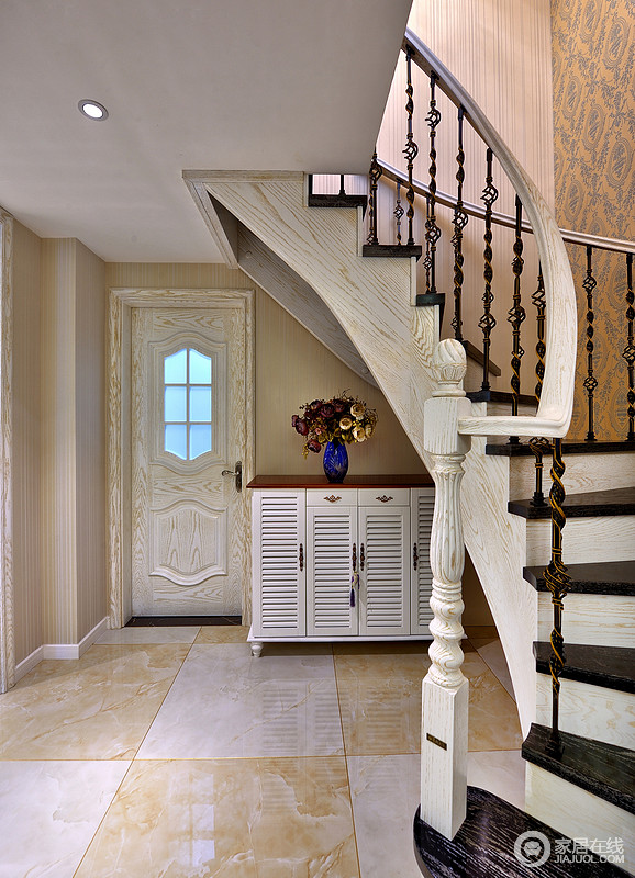 楼梯以欧式风格展现，白色的纹理搭配不一样的楼梯走线，透出一种欧式风情。