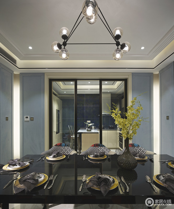 设计师将浪漫地元素运用到餐厅中，其墙面选用HERMÈS品牌旗下Tiffany blue色令整个空间纯美，仿似被满满地幸福所包围。黑色餐桌透着光亮与餐具形成餐桌艺术。