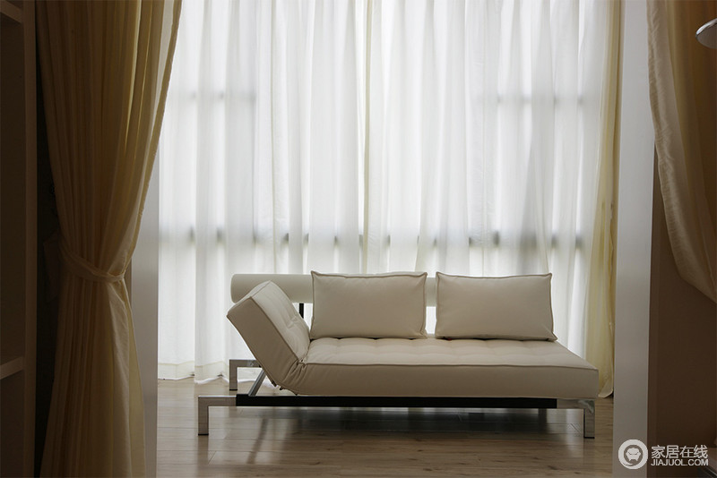 卧室以明暗的造景手法将卧室的阳台打造得意境感犹为强烈，白色纱幔带着缥缈感，衬托出简洁空间的艺术氛围；白色调的空间里，白色沙发的设计也是现代前卫，让人尽享安适与自在。