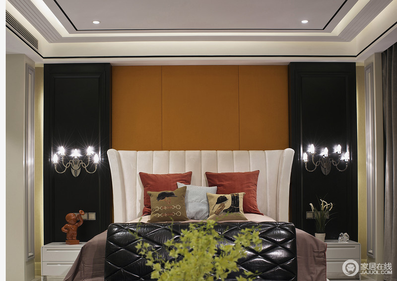 卧室墙面利用经典橘色和黑色刷漆打造而成，欧式壁灯增加时尚感，情节化的床品让空间更具有生活意义。